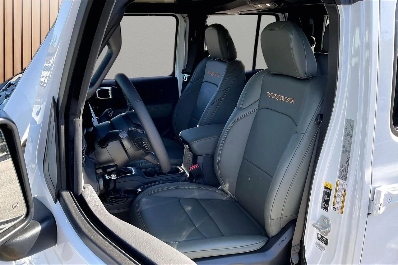 New 2026 Bright White Clear-Coat Exterior Paint Jeep Mojave X image 19