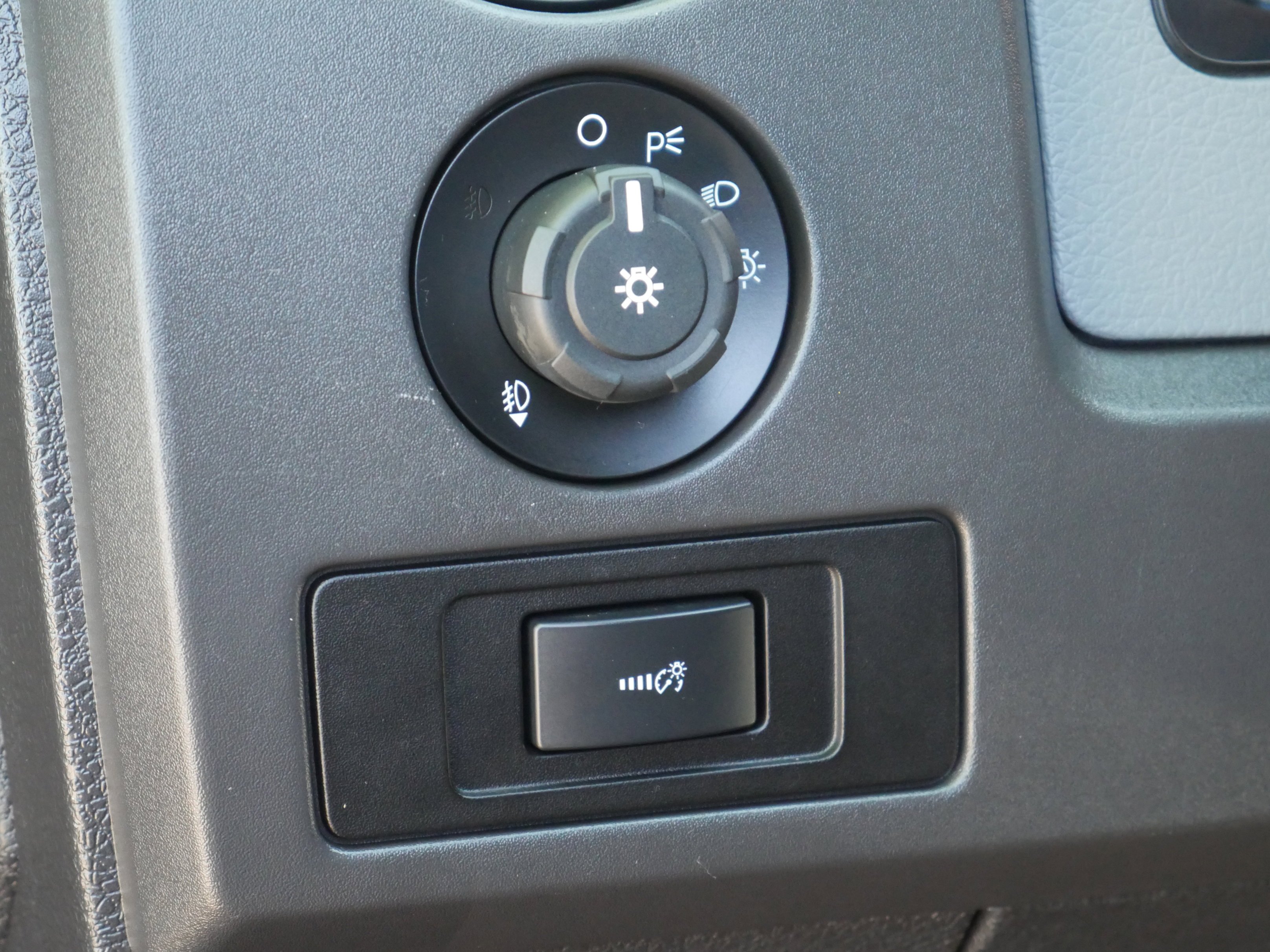 Used 2011 Dark Blue Pearl Metallic Ford XLT image 5