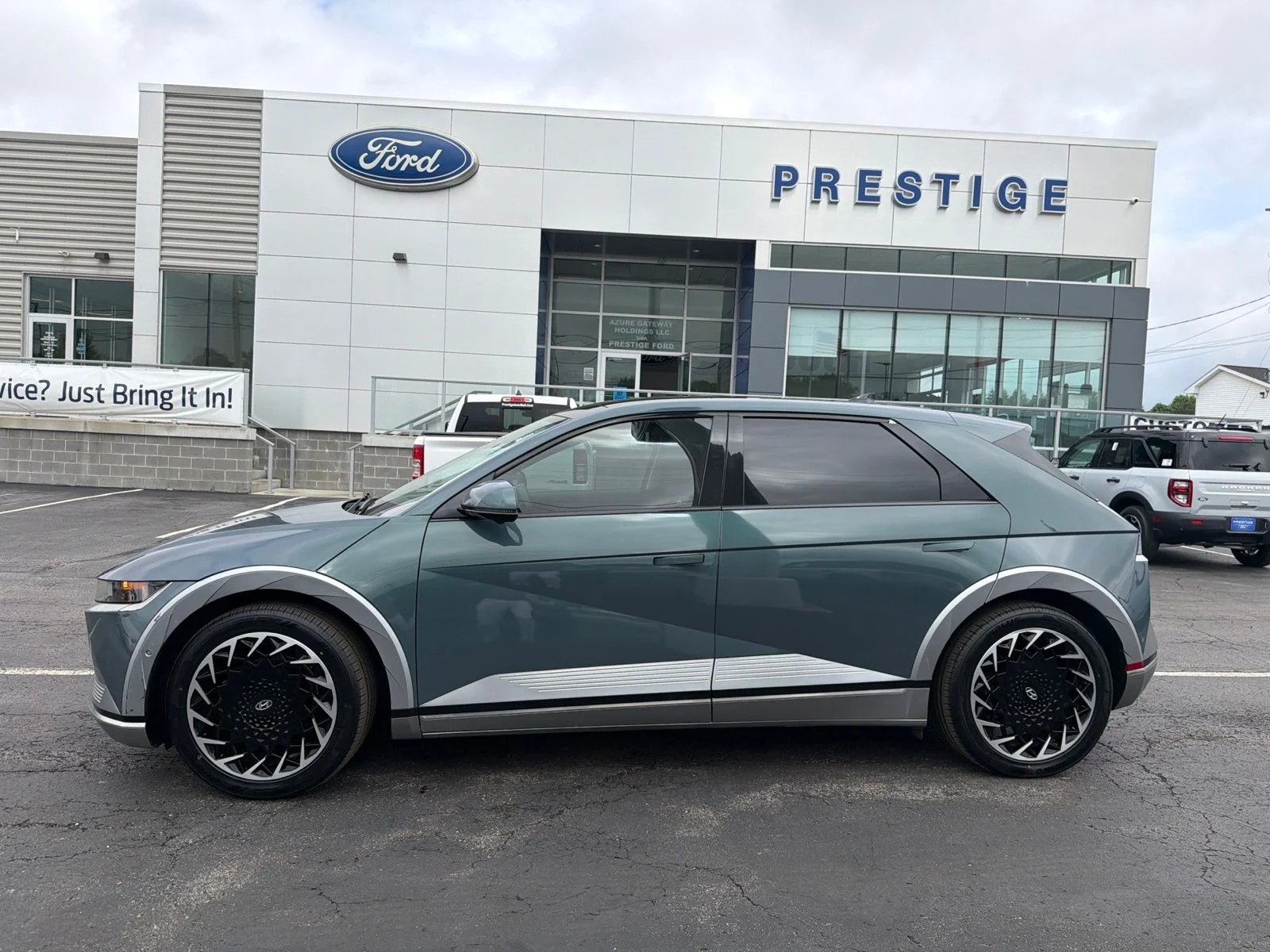 Used 2023 Green Hyundai Limited image 2