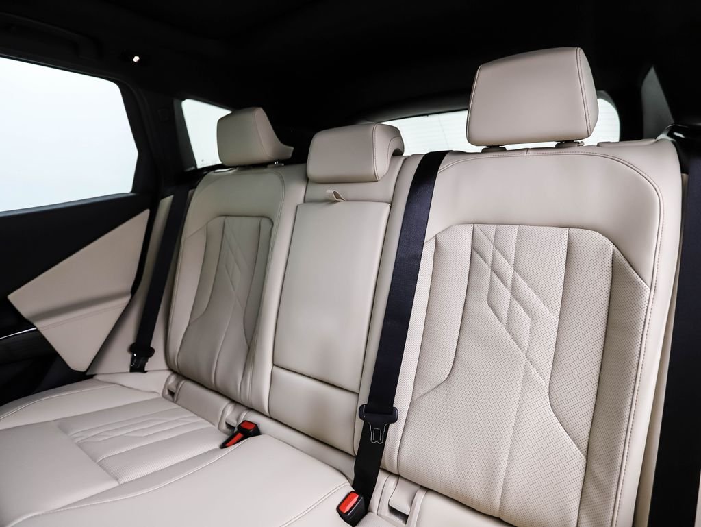 New 2026 White Metallic BMW 30 xDrive image 23