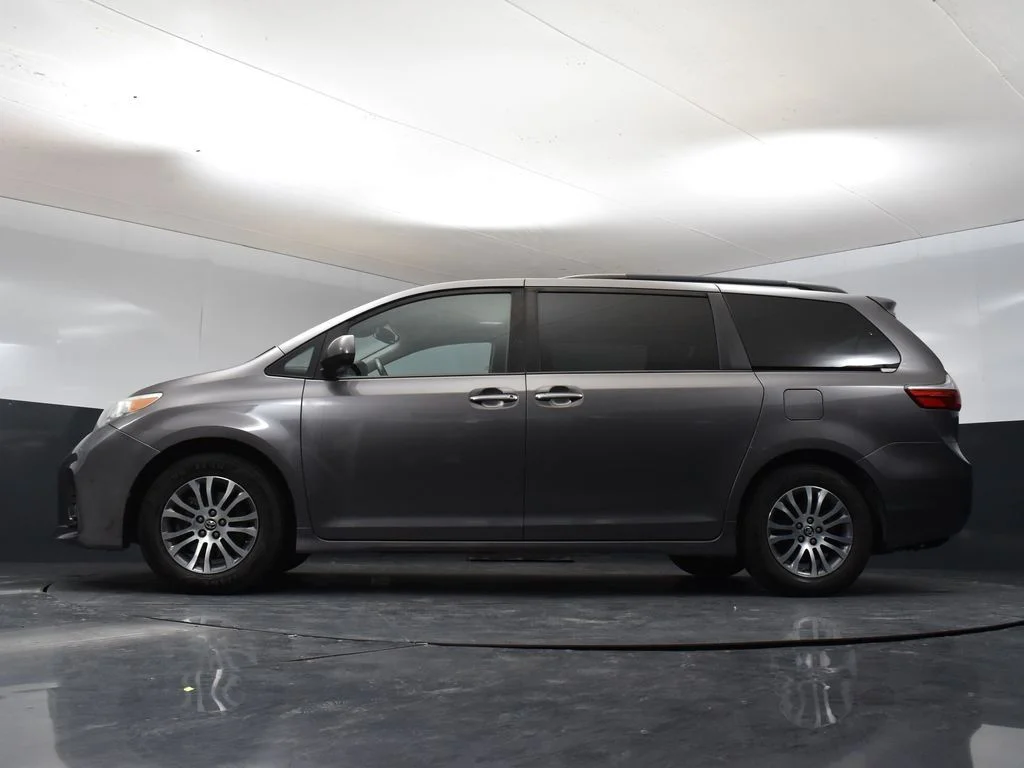 Used 2018 Gray Toyota XLE image 9