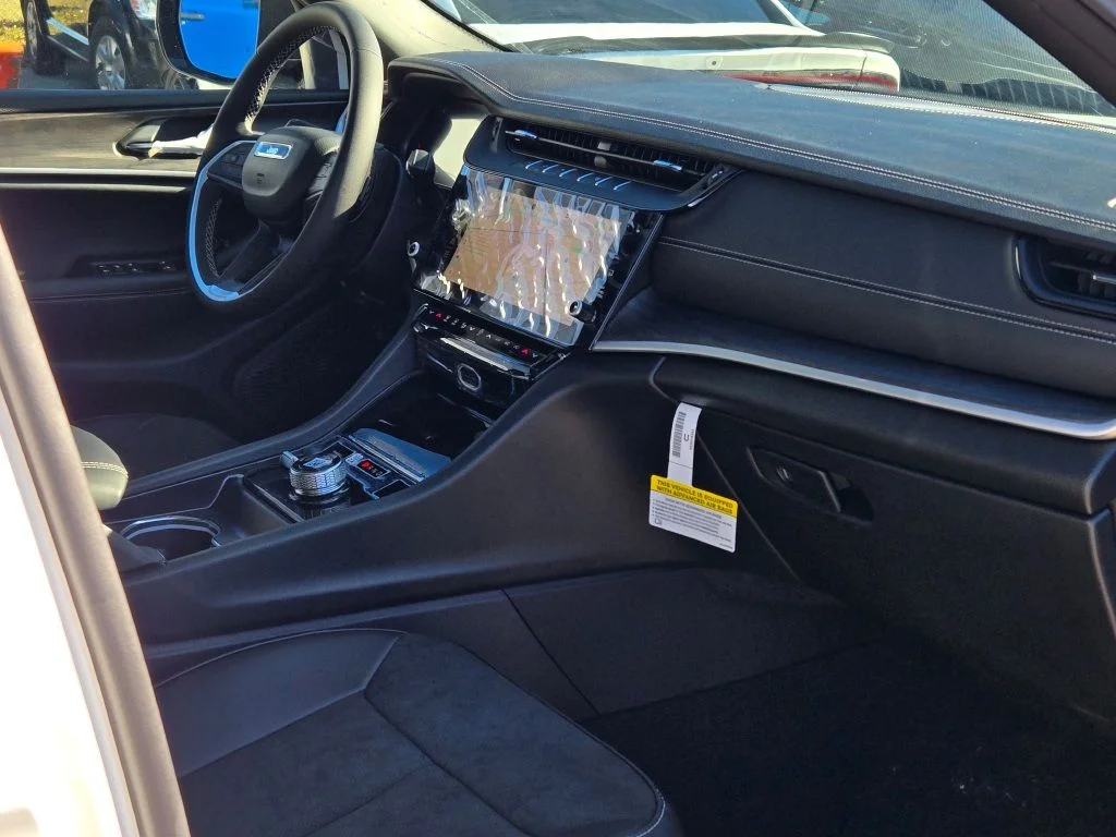 New 2026 Bright White Clear-Coat Exterior Paint Jeep Altitude image 7