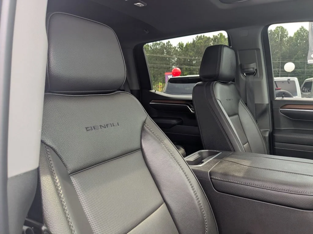 Used 2025 White Frost Tricoat GMC Denali image 28