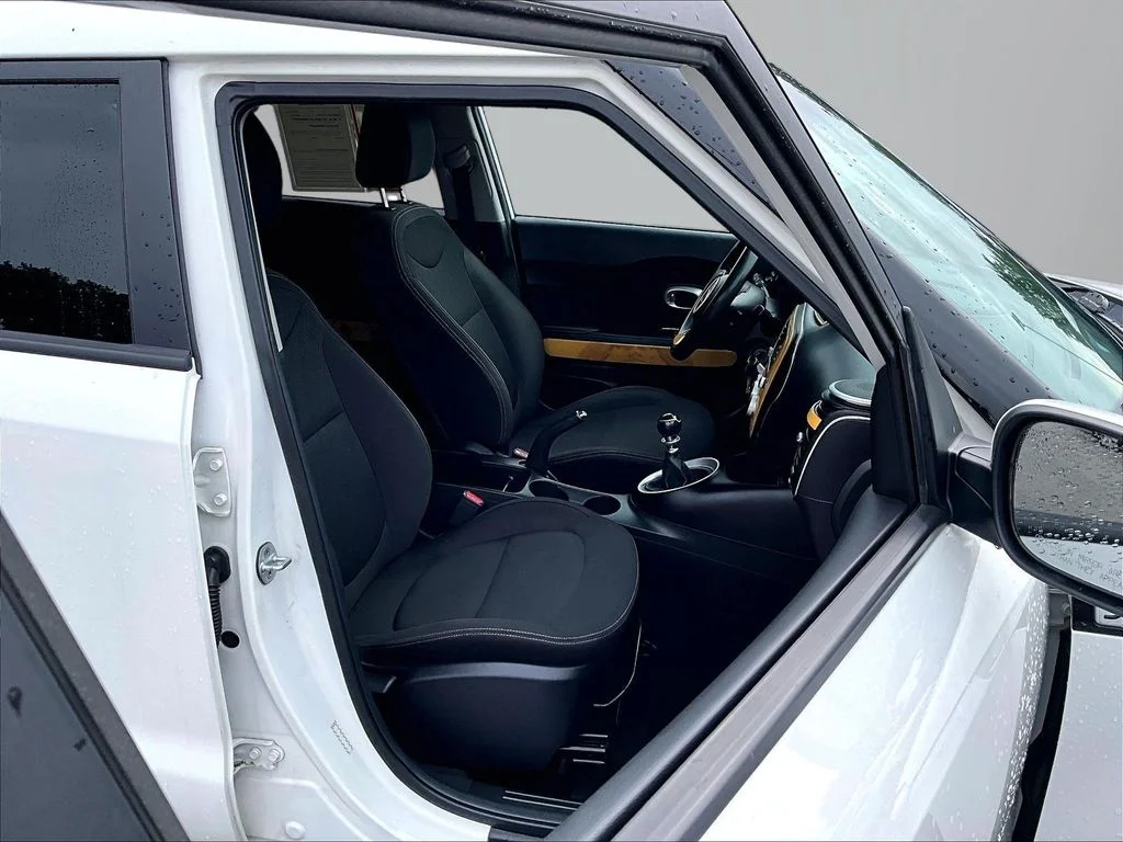 Used 2016 White Kia Base image 8