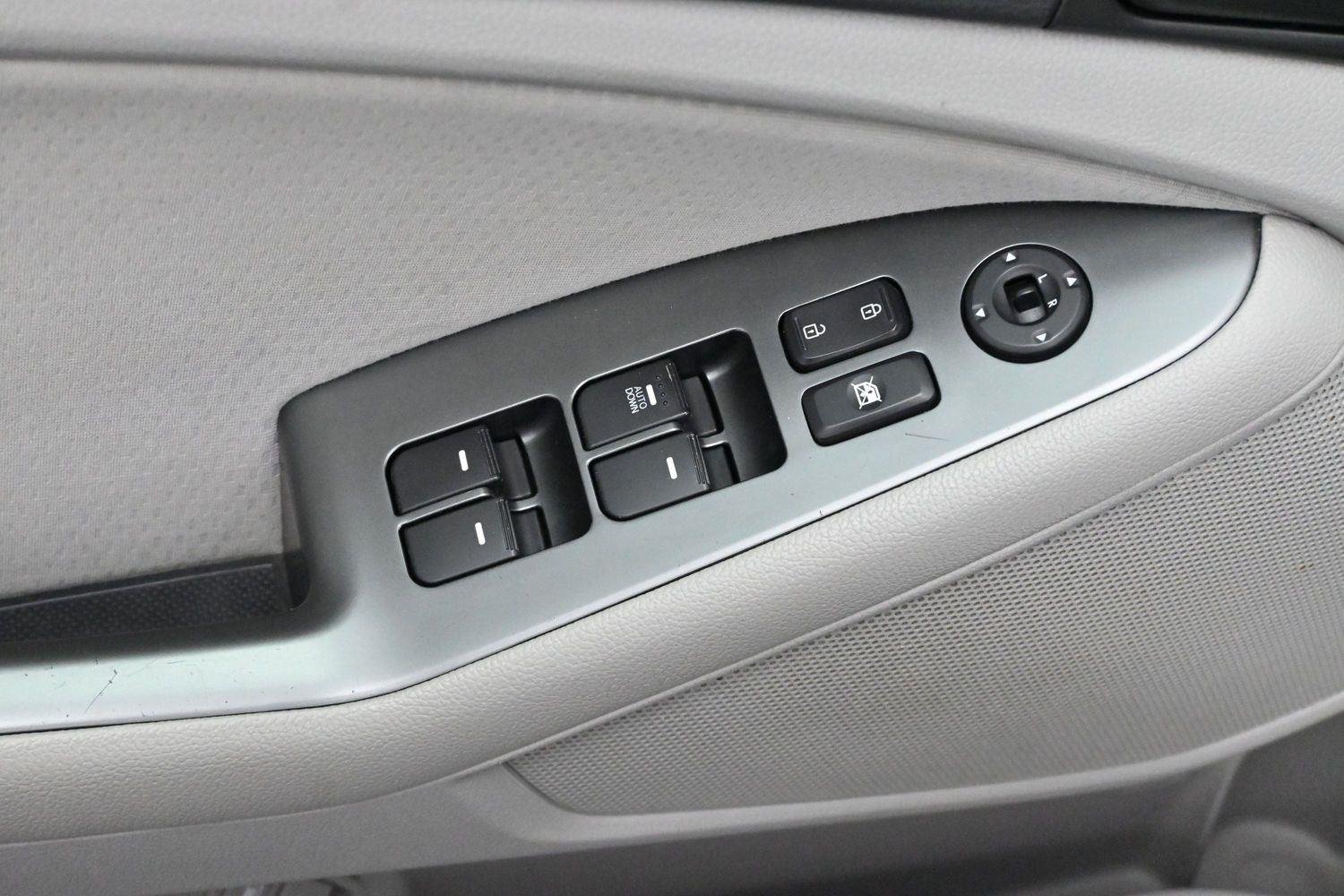 Used 2015 Snow White Pearl Kia LX image 11