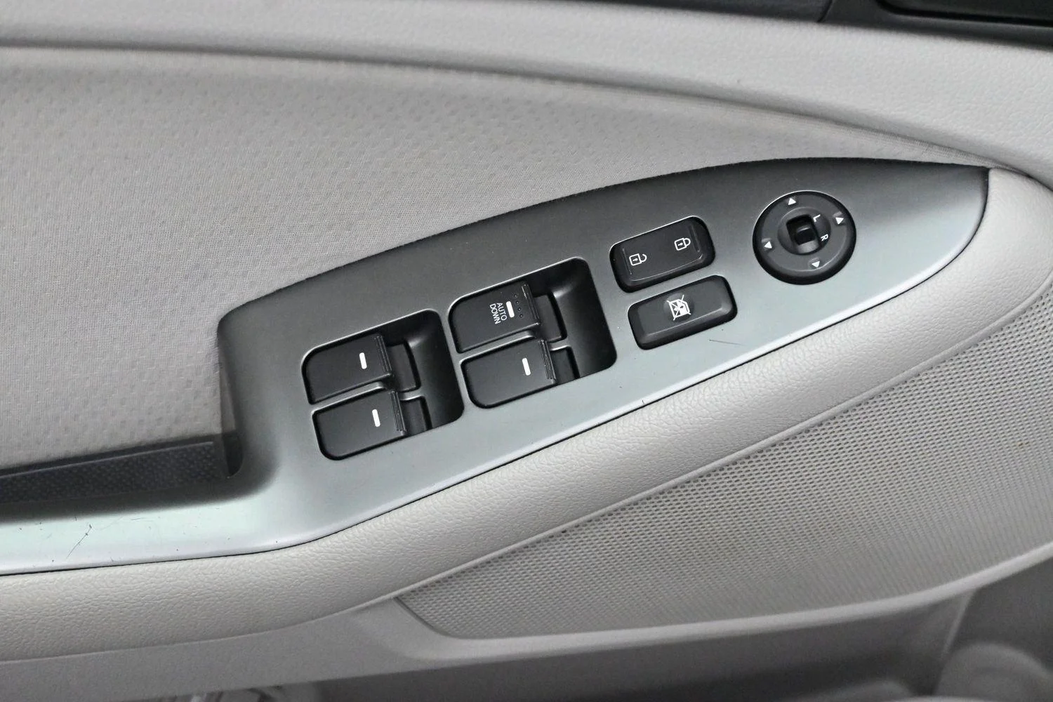 Used 2015 Snow White Pearl Kia LX image 11
