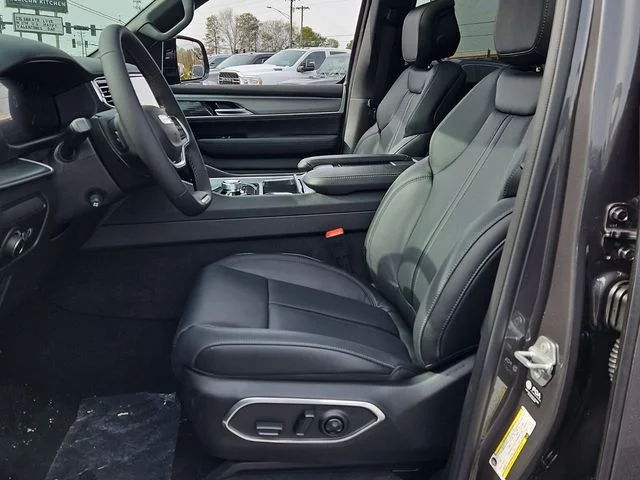 New 2026 Baltic-Gray Metallic Clear-Coat Exterior Paint Jeep Limited image 13