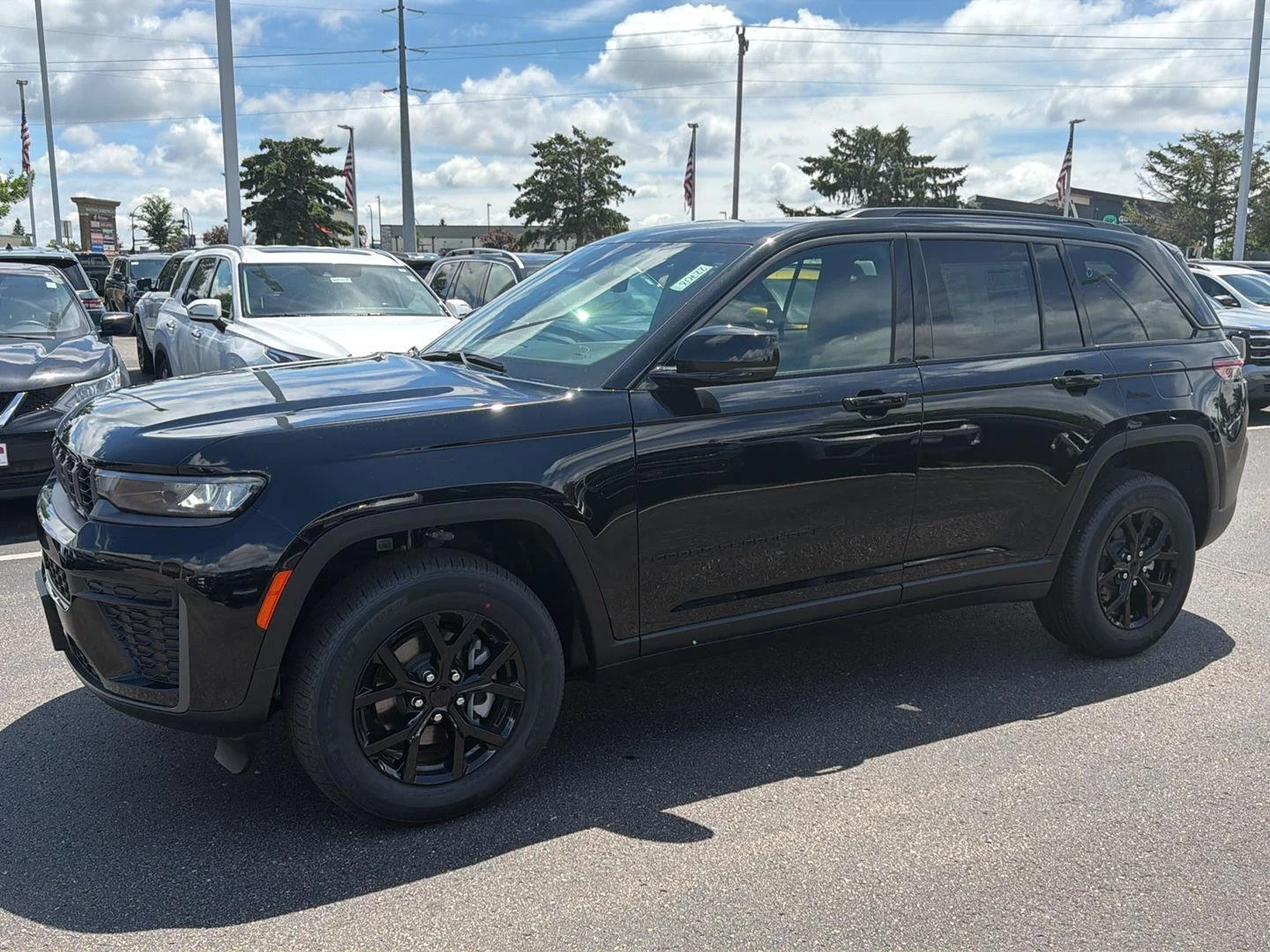 New 2026 Diamond Black Crystal Pearl-Coat Exterior Paint Jeep Laredo Altitude image 1