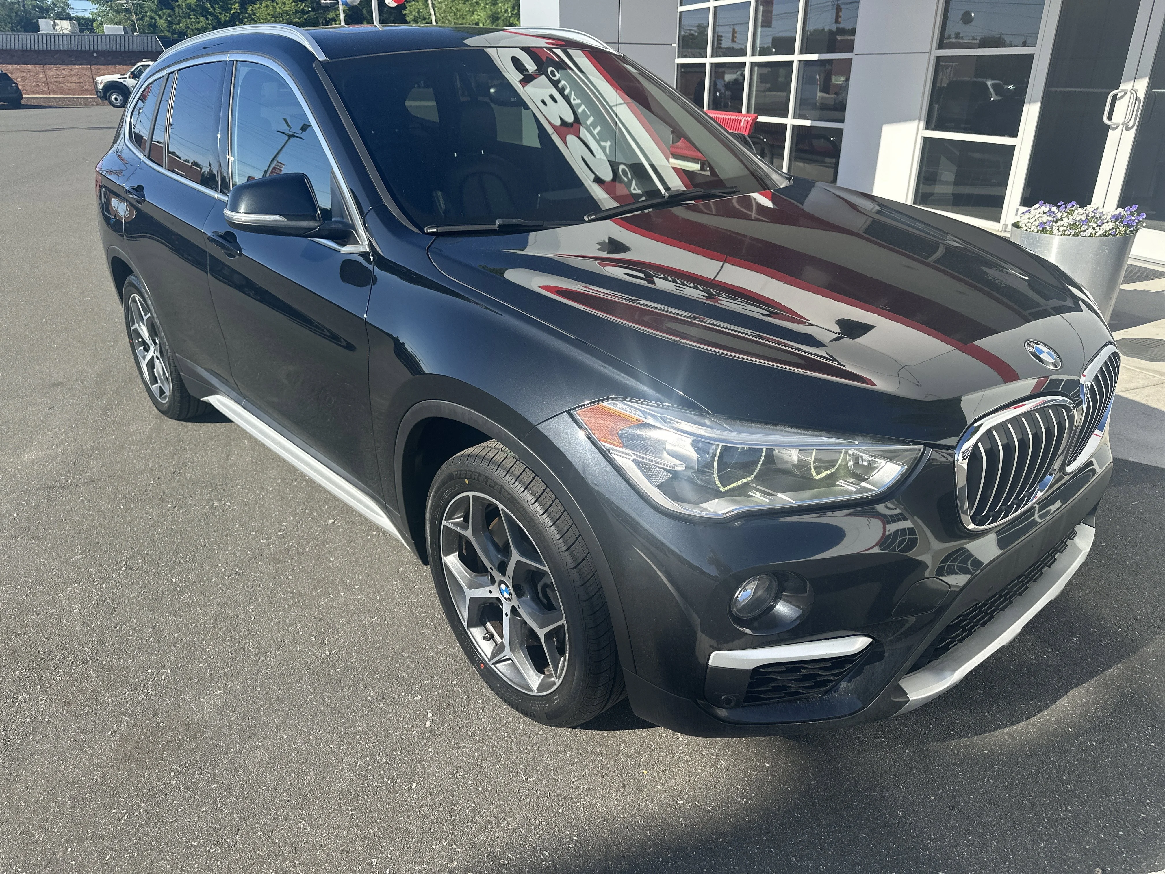 Used 2019 Black Sapphire Metallic BMW xDrive28i image 2