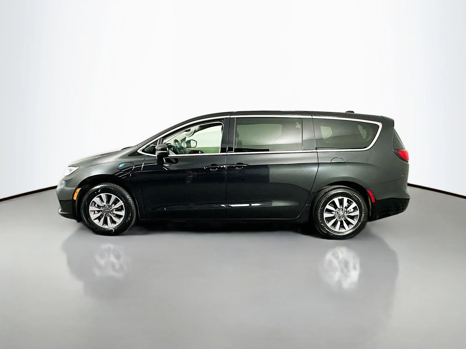 Used 2023 Brilliant Black Crystal Pearlcoat Chrysler Touring L image 5