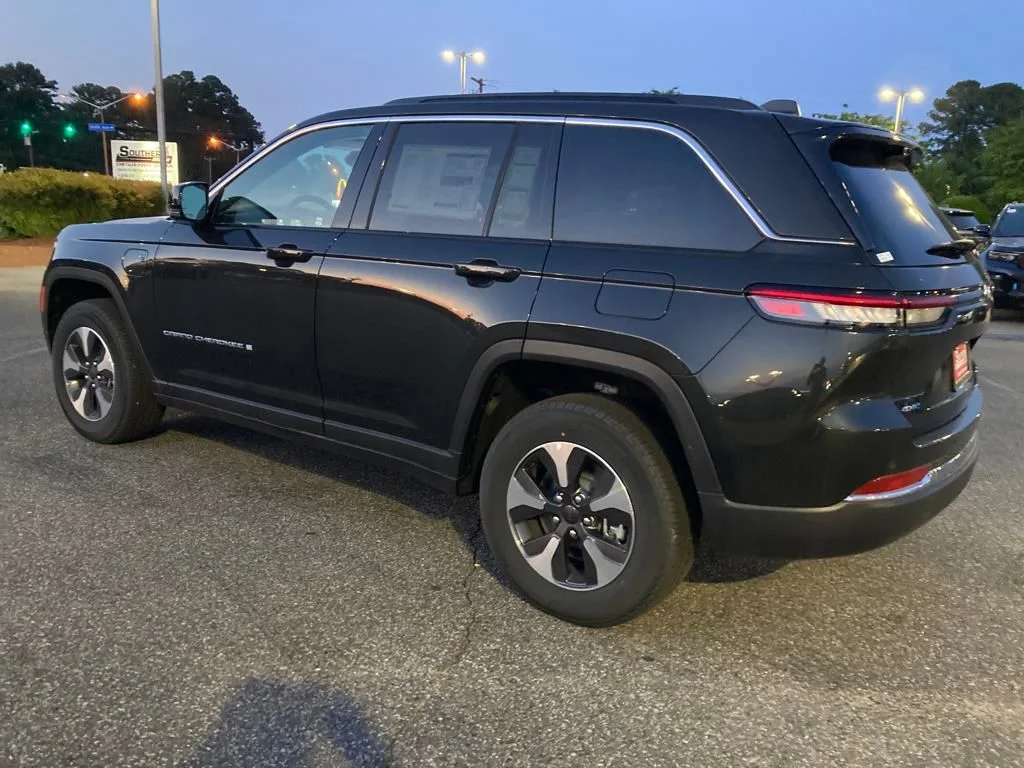 New 2024 Rocky Mountain Pearl-Coat Exterior Paint Jeep 4xe image 3