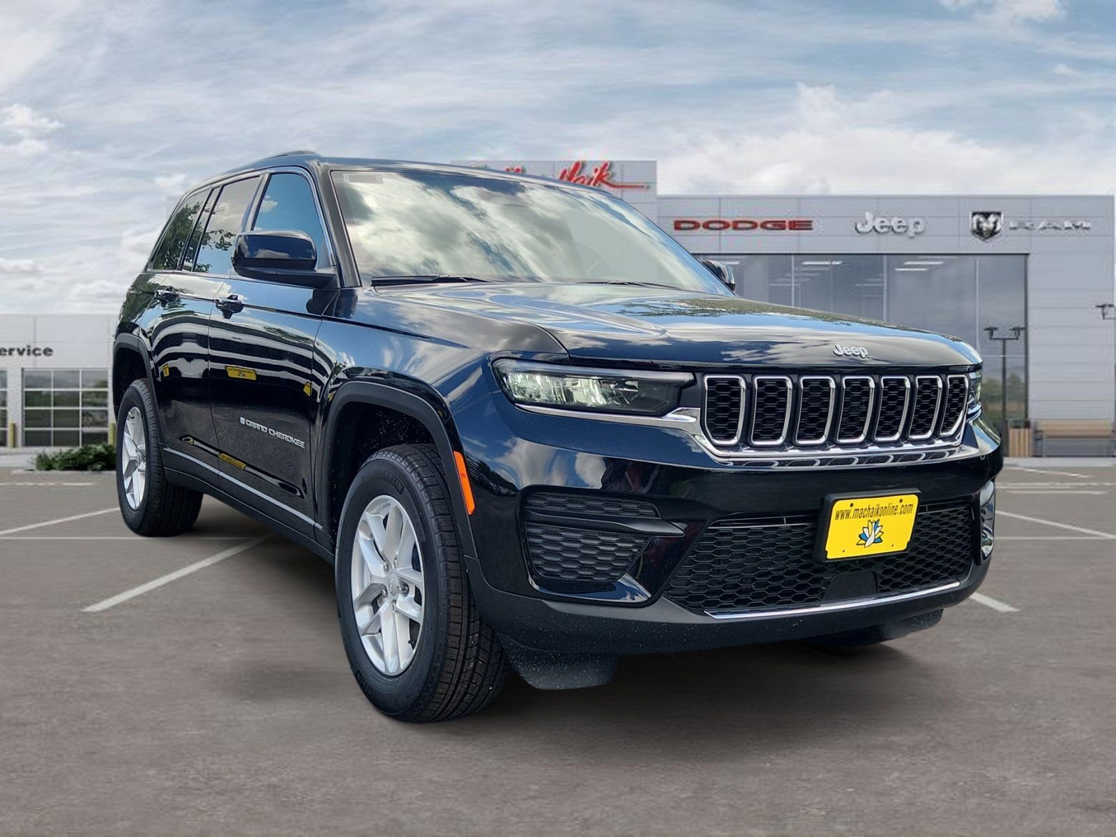 New 2026 Diamond Black Crystal Pearl-Coat Exterior Paint Jeep Laredo image 7