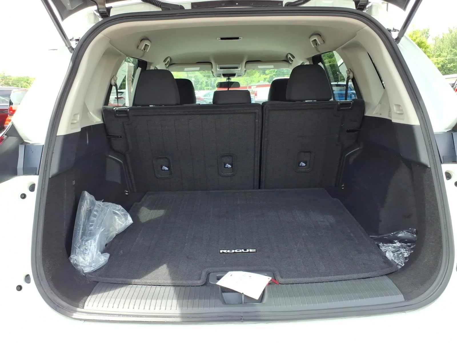 Used 2025 Glacier White Nissan S image 30