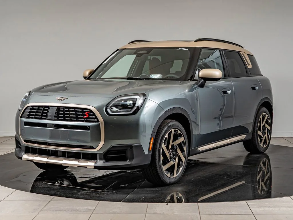 New 2027 Green Metallic MINI Iconic image 1