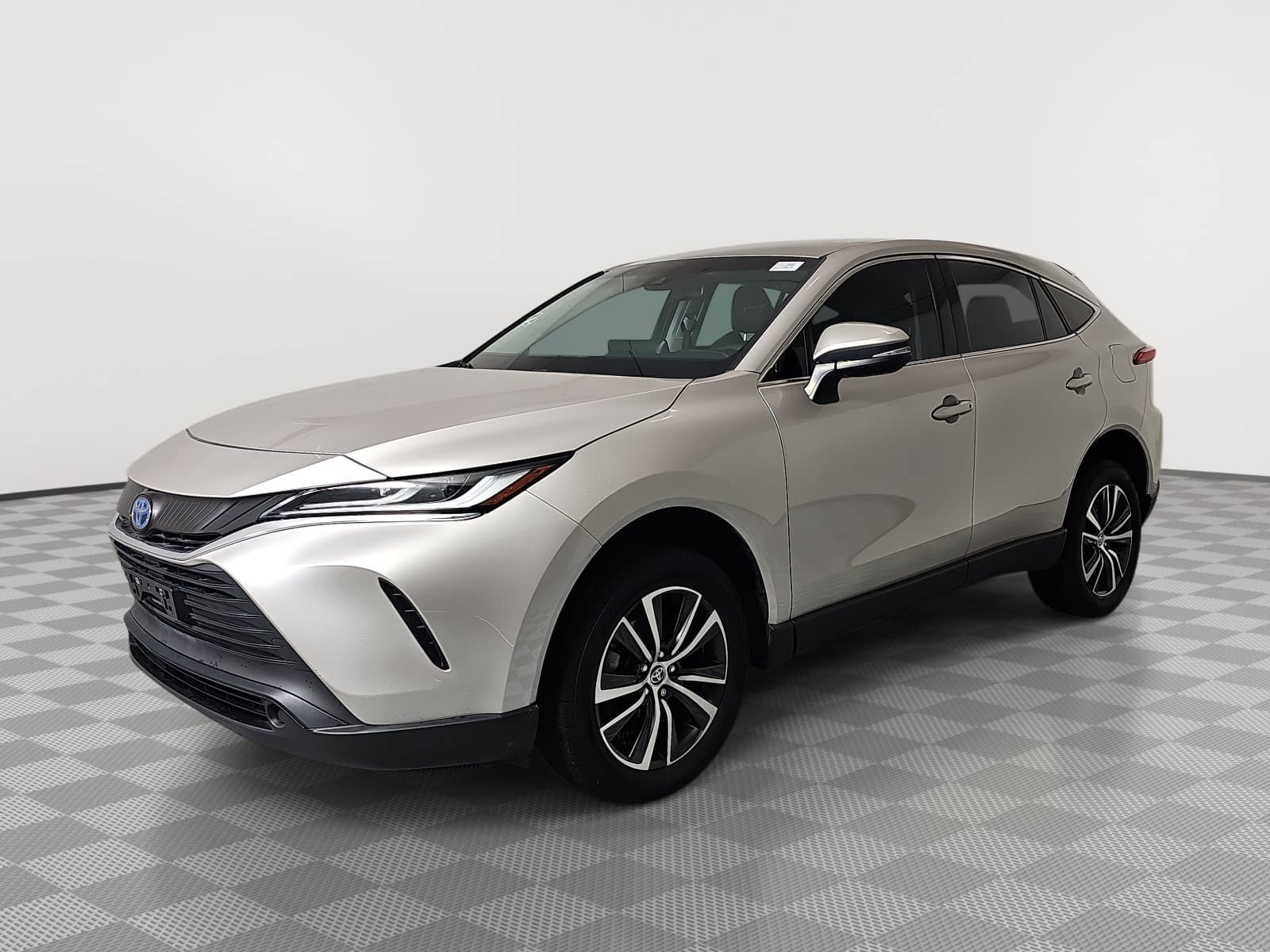 Used 2023 Silver Toyota LE image 4