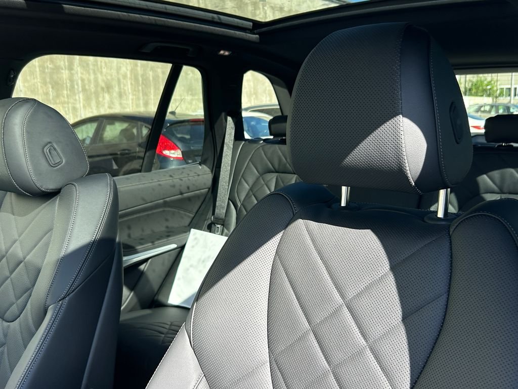 New 2026 Black Sapphire Metallic BMW xDrive40i image 14