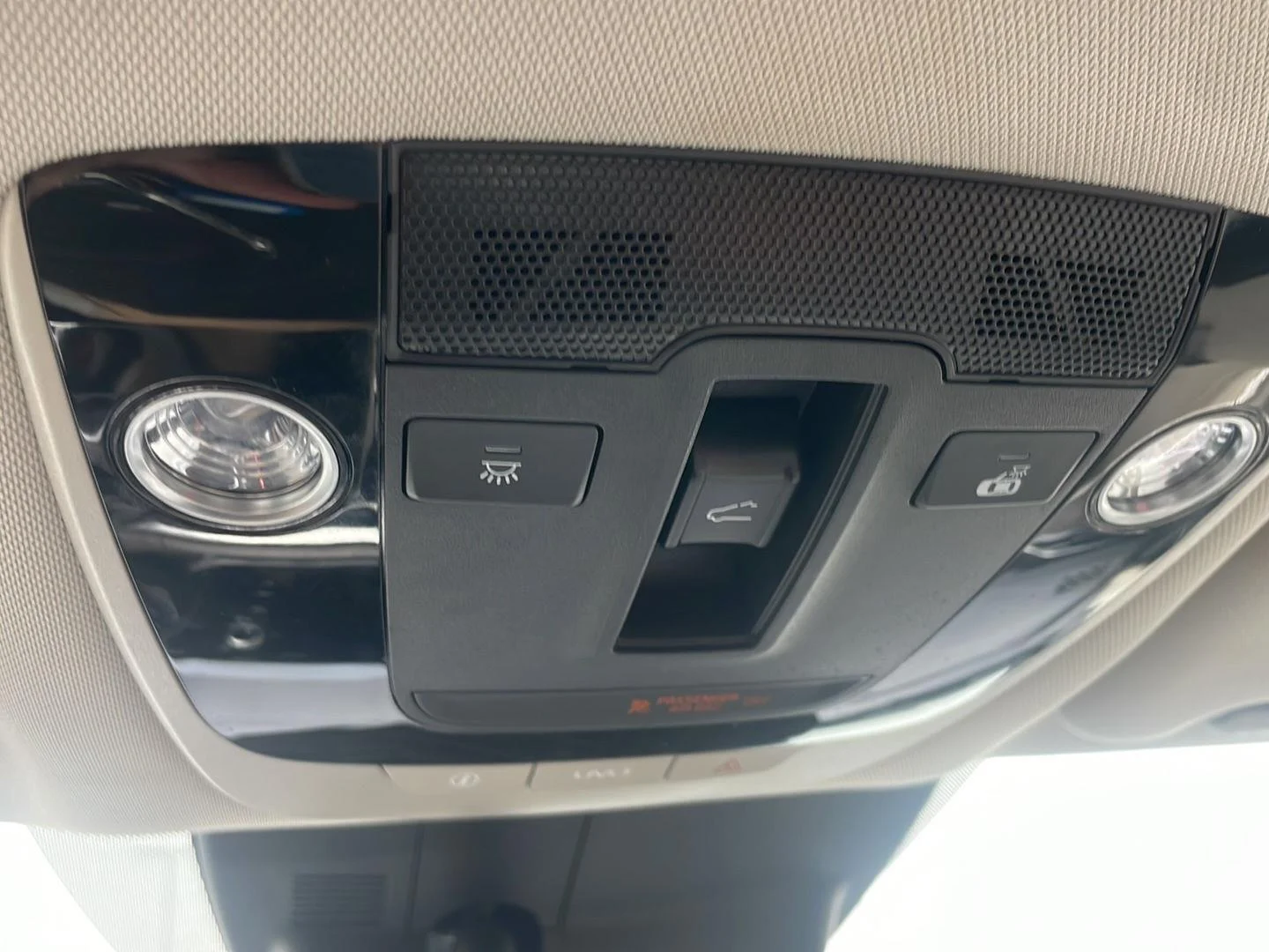 Used 2021 Glacial White Pearl Kia  image 4