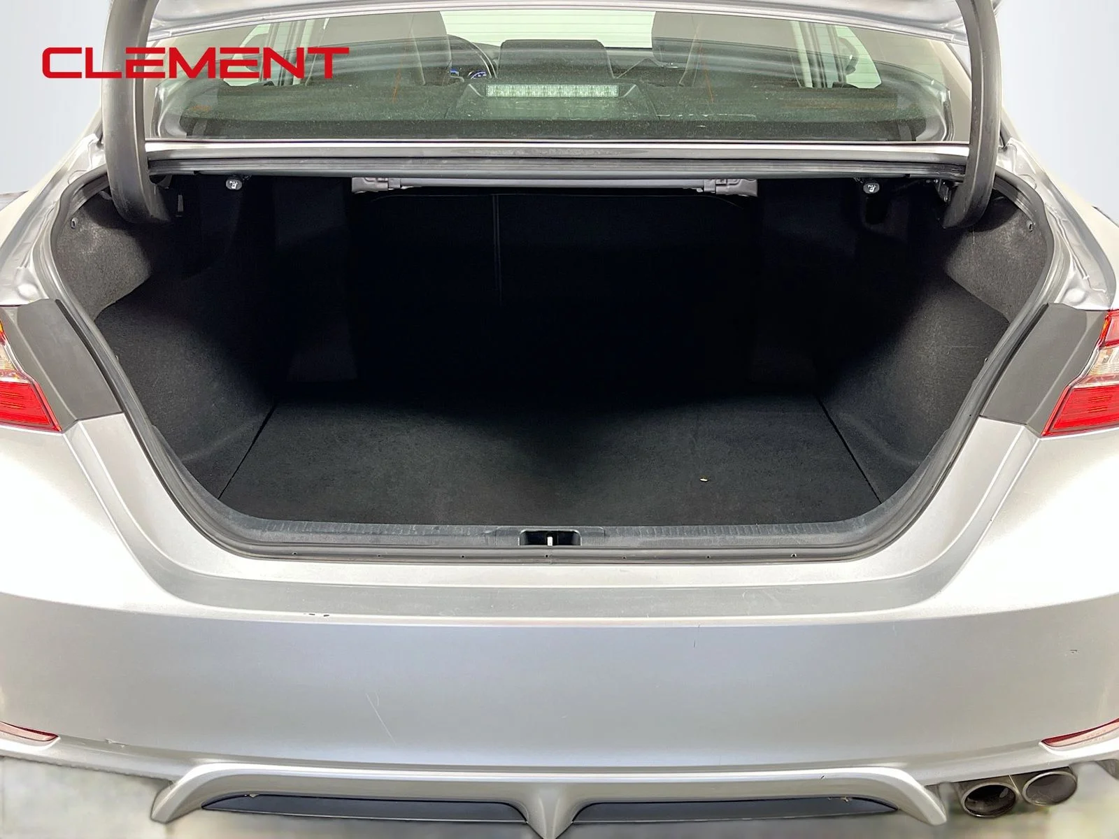 Used 2022 Silver Toyota SE image 9
