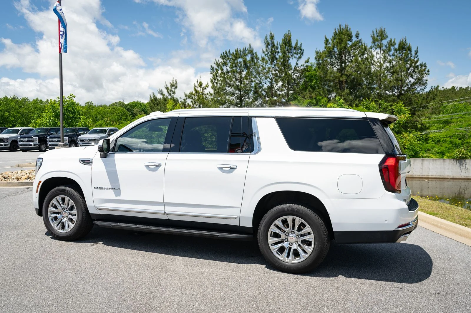 Used 2025 White GMC Denali image 7