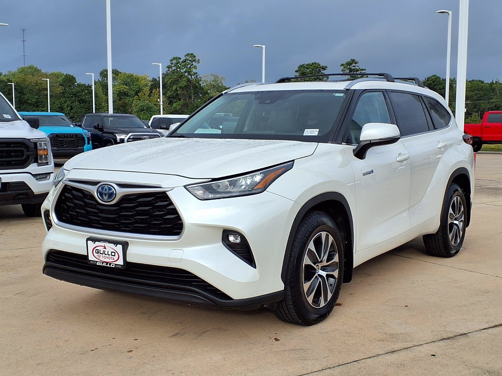 Certified Used 2020 Blizzard Pearl Toyota XLE image 3