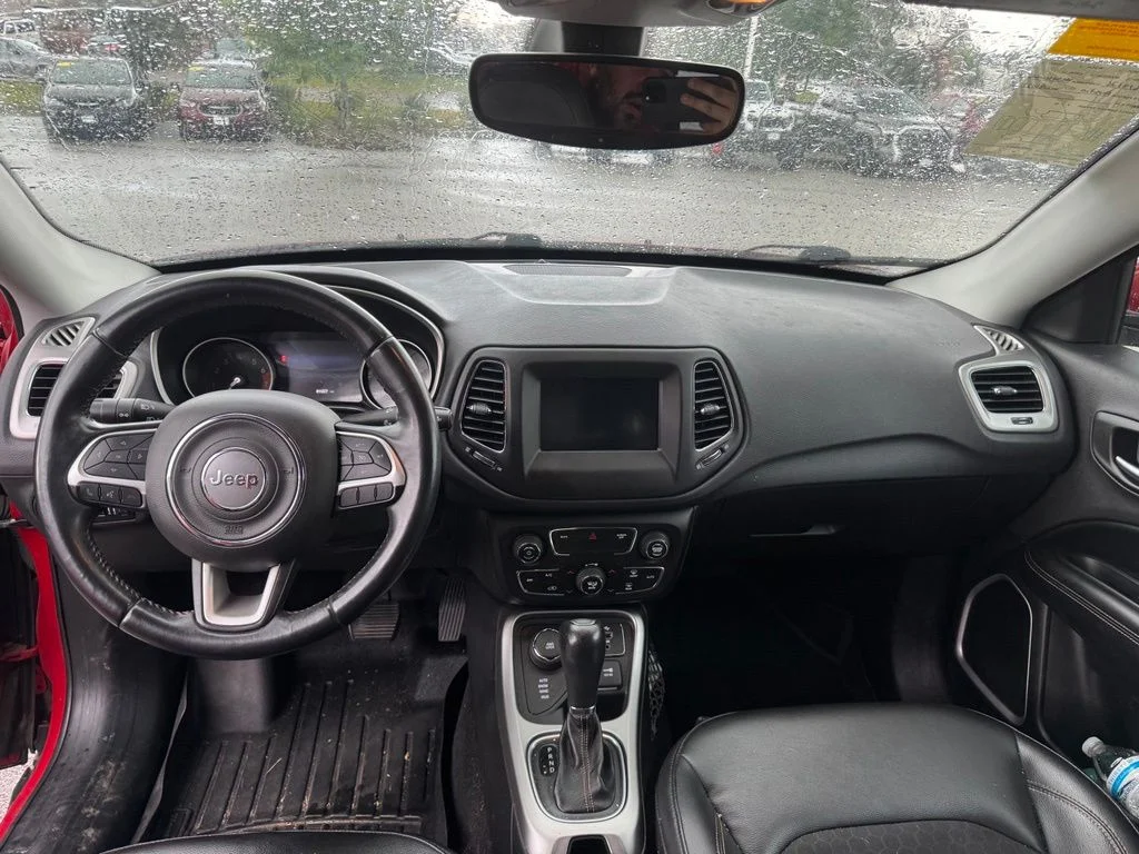 Used 2018 Red Jeep Latitude image 6