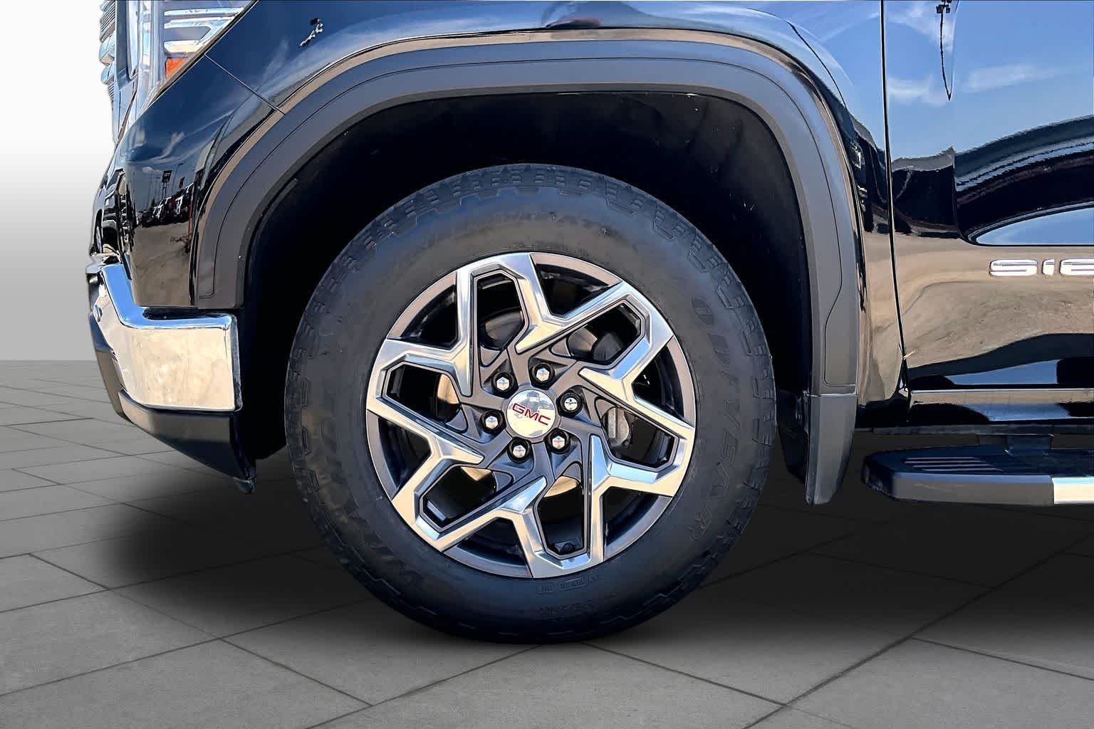Used 2024 Onyx Black GMC SLT image 11