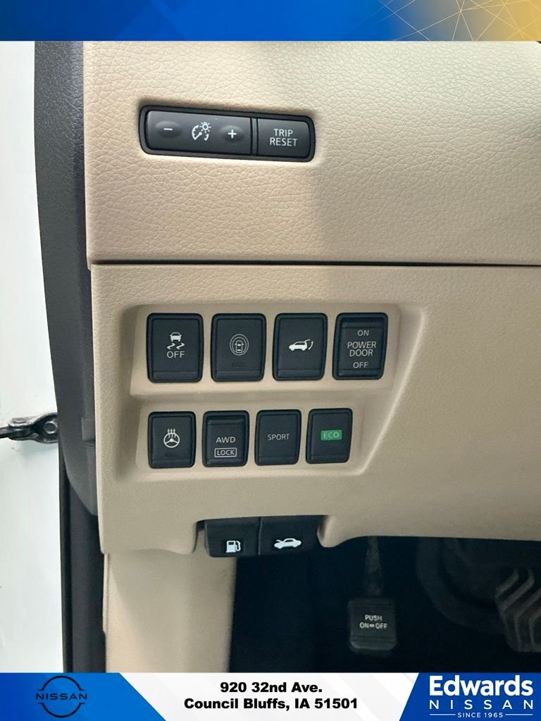 Used 2017 White Nissan  image 21