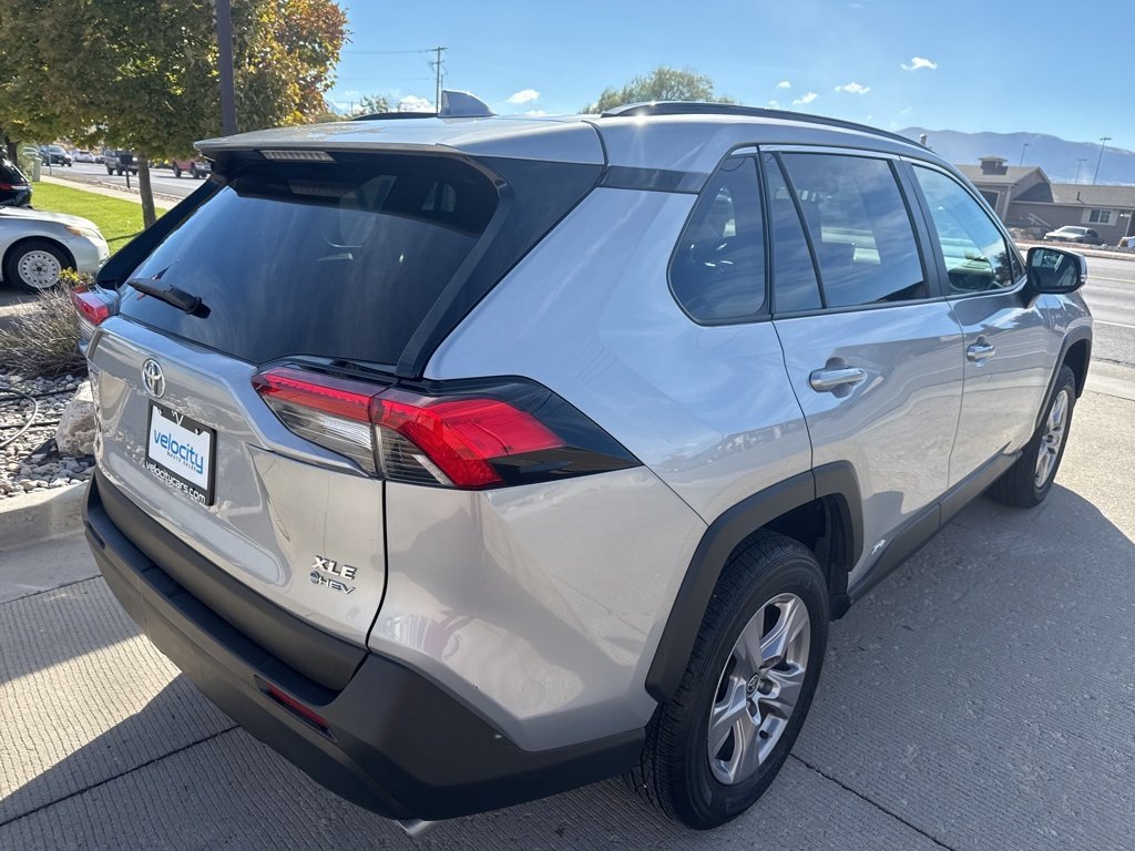 2025 Toyota RAV4 Hybrid XLE photo 3