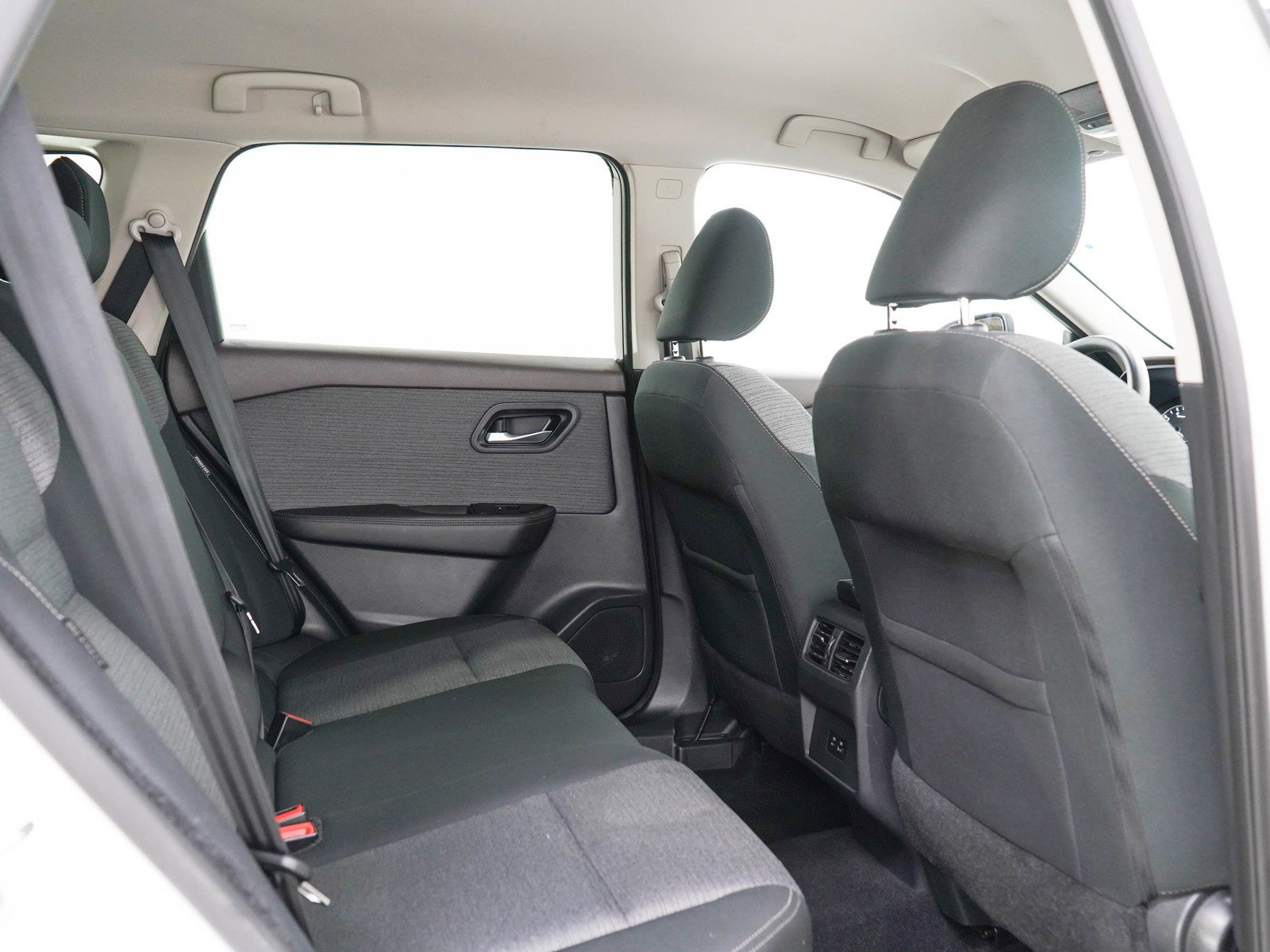 Used 2021 Pearl White Tricoat Nissan Sv image 13