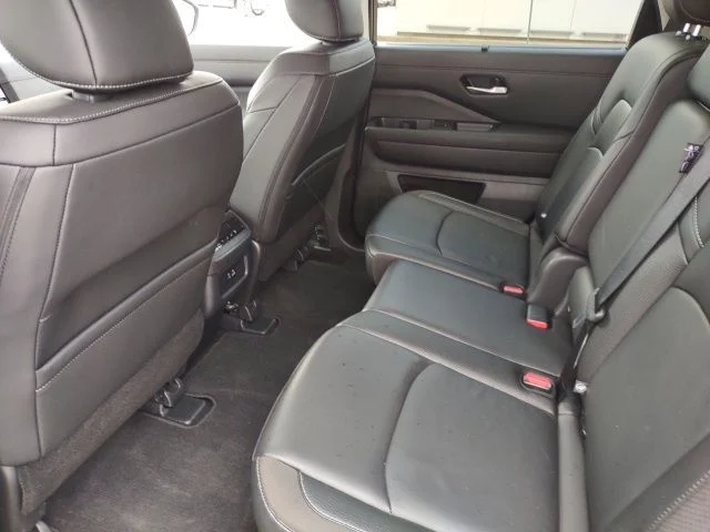 2025 Nissan Pathfinder SL - Photo 17