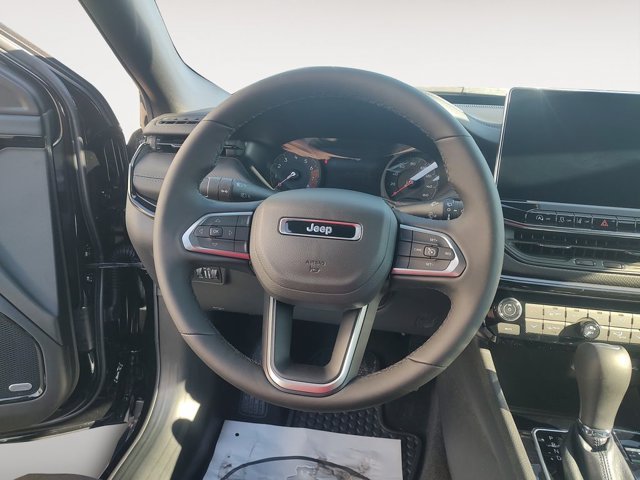 New 2026 Diamond Black Crystal Pearlcoat Jeep Latitude Altitude image 12