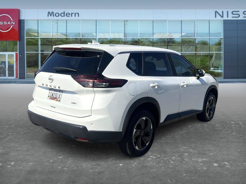 Used 2025 Everest White Pearl Nissan SV image 5