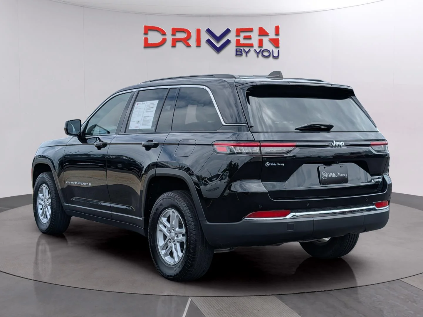 Used 2024 Diamond Black Crystal Pearlcoat Jeep Laredo image 3