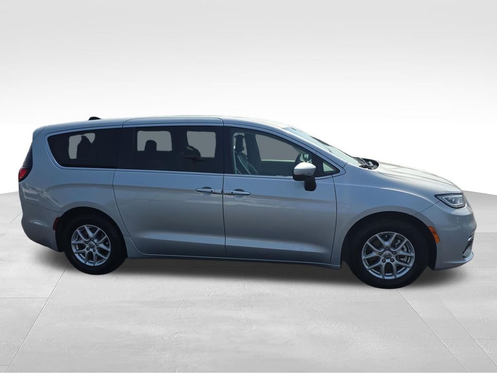 Used 2023 Silver Chrysler Touring L image 6