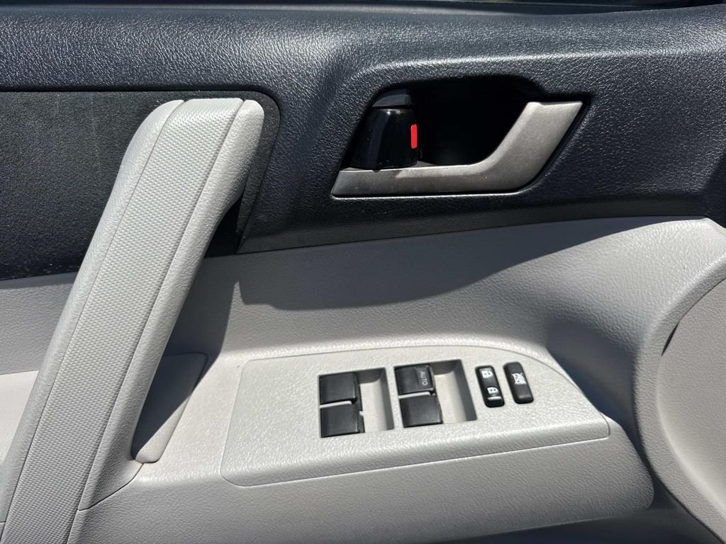 Used 2011 Silver Toyota Base image 19