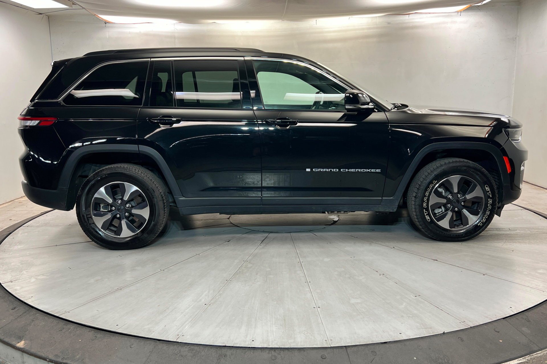 Used 2024 Diamond Black Crystal Pearlcoat Jeep 4xe image 7