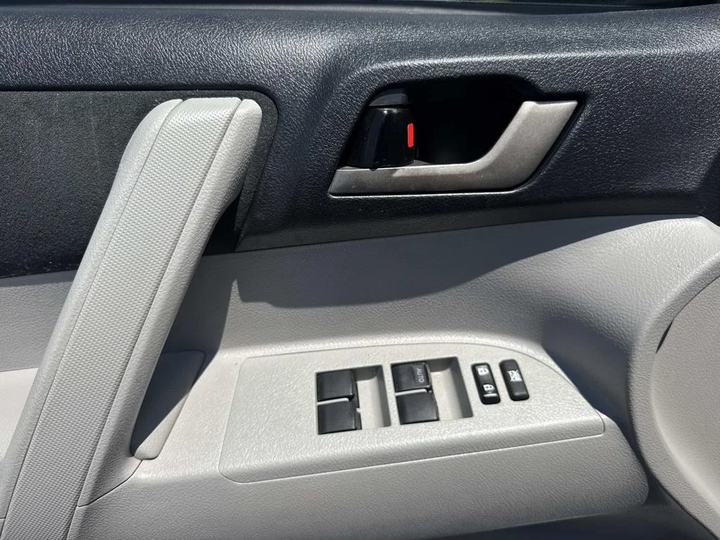 Used 2011 Silver Toyota Base image 19