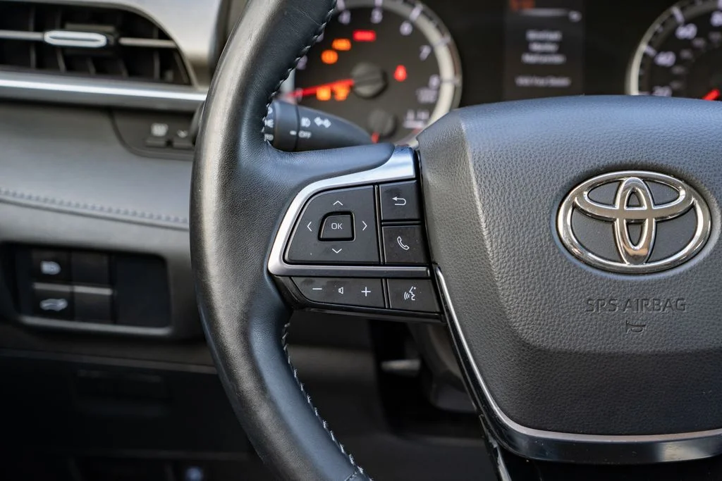 Used 2020 White Toyota LE image 14