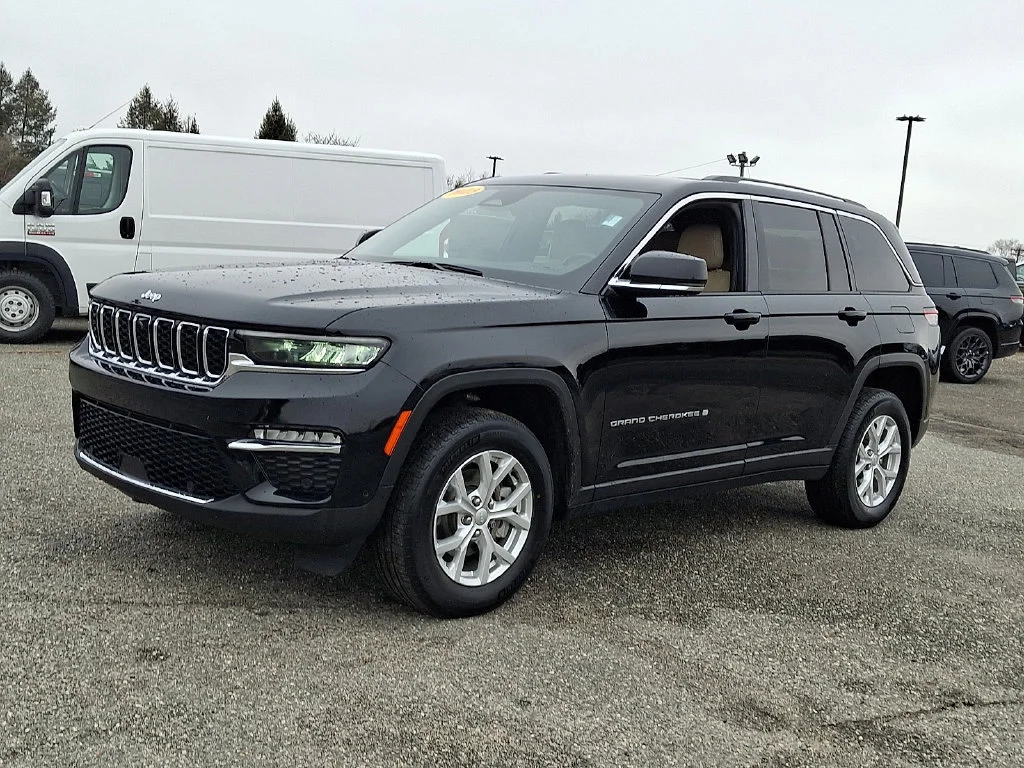 Used 2023 Diamond Black Crystal Pearlcoat Jeep Limited image 6