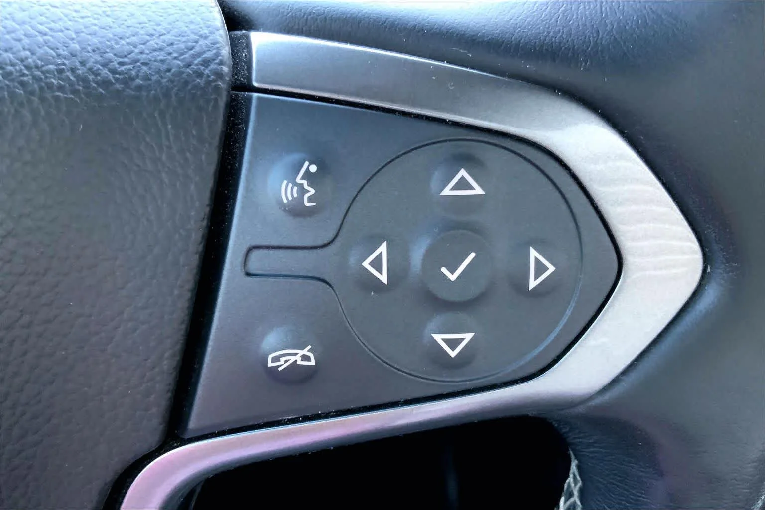 Used 2020 BLACK Chevrolet LT image 24