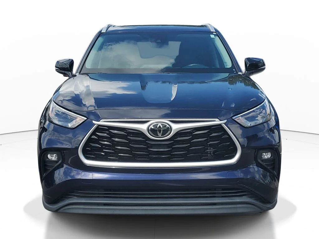 Used 2022  Toyota XLE image 2