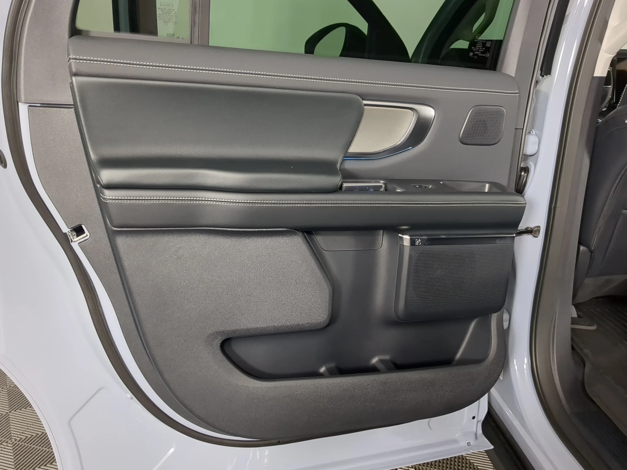 New 2027 Glacier Gray Metallic Tri-Coat Ford MAX Platinum image 15