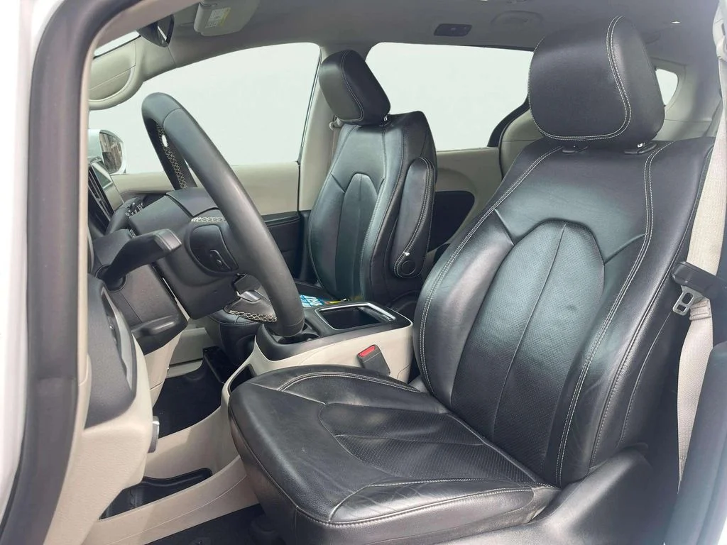 Used 2022 Bright White Clearcoat Chrysler Touring L image 25