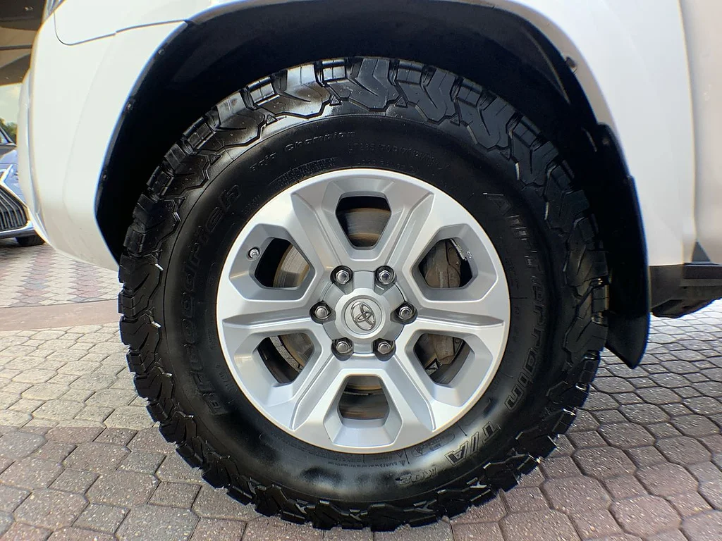 Used 2016 Super White Toyota SR5 image 10