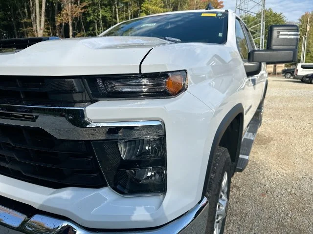Used 2025 White Chevrolet LT image 57