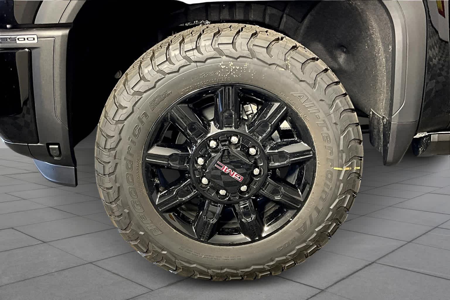 Used 2025 Onyx Black GMC AT4 image 9