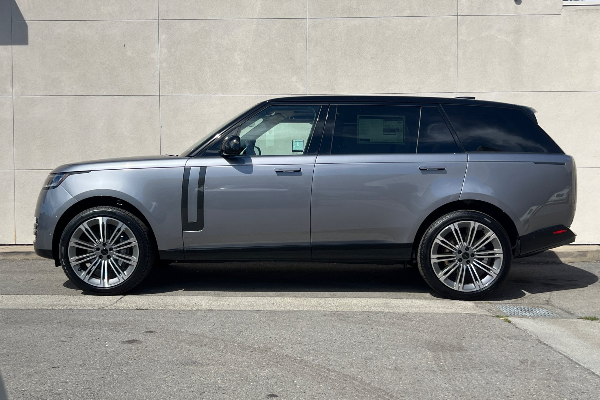 New 2026 Eiger Grey Land Rover SE image 5