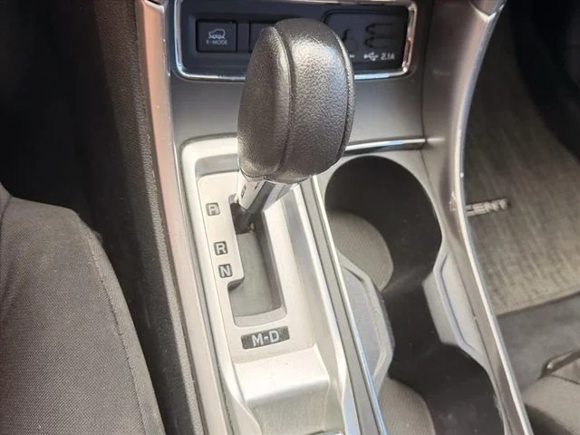 Used 2020 White Subaru Base image 27