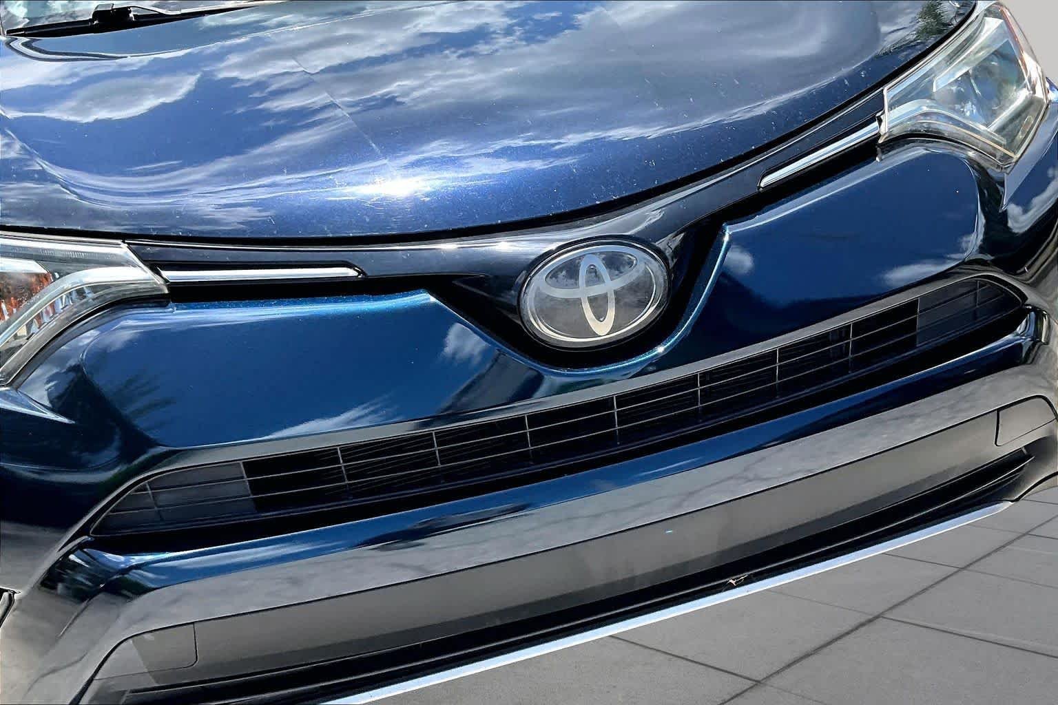Used 2018 Galactic Aqua Mica Toyota Limited image 30