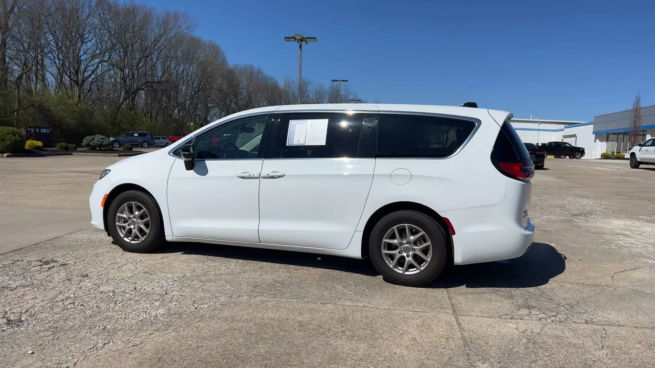 2024 Chrysler Pacifica Touring L - Photo 6